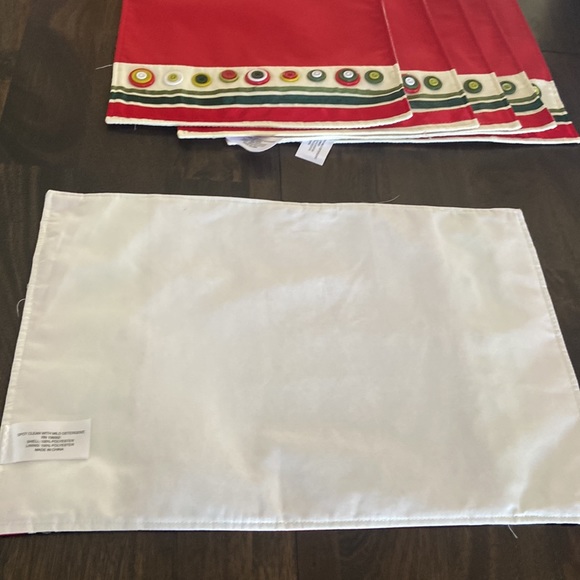 6 Jingles & Joy Christmas placemats like new! Red and green buttons and ribbon - Picture 5 of 17
